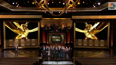 americateve | Con la conducción de Seth Meyers se llevó a adelante la gala de los galardones a lo mejor de la televisión en Los Angeles. Breaking Bad fue elegida mejor serie dramática y Modern Family, mejor comedia