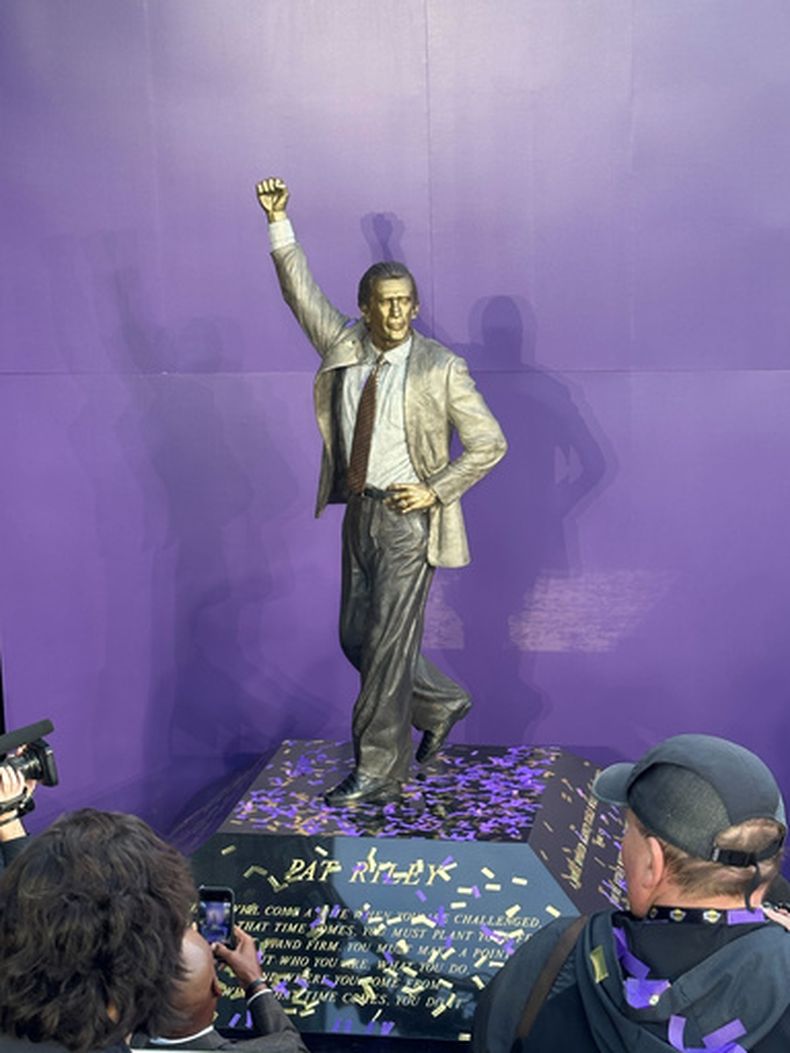 Una estatua del Pat Riley, exentrenador de los Lakers de Los Ángeles, fue develada en el exterior del Crypto.com Arena el domingo 22 de febrero de 2026 en Los Ángeles. (Foto AP/Greg Beacham)