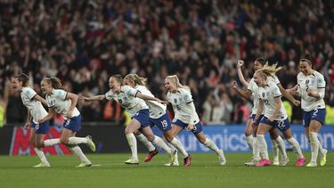 Las jugadoras de Inglaterra festejan tras derrotar por penales de Brasil en la Finalissima femenina, el jueves 6 de abril de 2023, en el estadio Wembley. (AP Foto/Ian Walton)