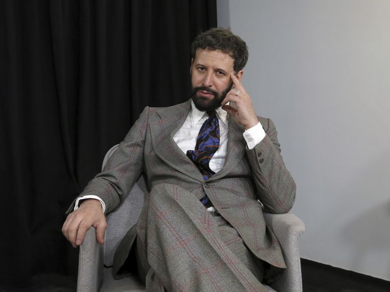 El músico y productor mexico-francés Adán Jodorowsky posa para un retrato durante una entrevista en la Ciudad de México, el jueves 31 de julio de 2025. (Foto AP/Berenice Bautista)