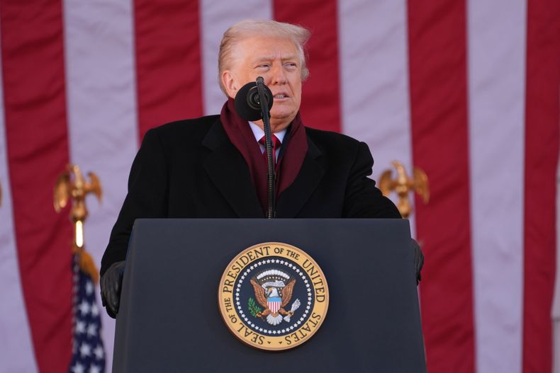 El presidente Donald Trump durante un evento por el Día de los Veteranos, el martes 11 de noviembre de 2025, en el Cementerio Nacional de Arlington, en Arlington, Virginia. (AP Foto/Evan Vucci)