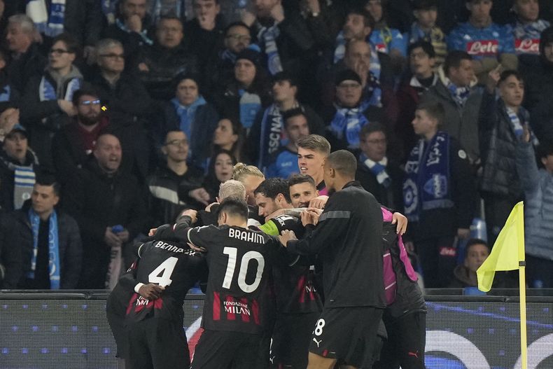 ARCHIVO - Foto del 18 de abril del 2023, jugadores del AC Milan celebra después de que Olivier Giroud anotó en el encuentro de cuartos de final de la Liga de Campeones ante el Napoli. El lunes 23 de octubre del 2023, Milan registra ganancias por primera vez en 17 años. (AP Foto/Andrew Medichini, Archivo)