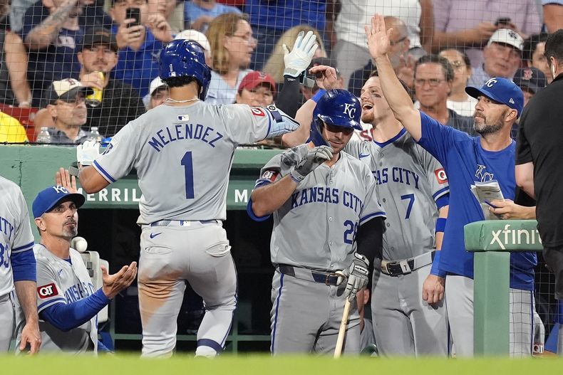 El puertorriqueño MJ Meléndez, de los Reales de Kansas City, festeja tras conectar un jonrón ante los Medias Rojas de Boston, el viernes 12 de julio de 2024 (AP Foto/Michael Dwyer)