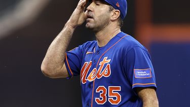 El lanzador de los Mets de Nueva York Justin Verlander reacciona en la primera entrada del juego ante los Cerveceros de Milwaukee el lunes 26 de junio del 2023. (AP Foto/Adam Hunger)