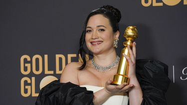Lily Gladstone posa en la sala de prensa con el premio a la mejor actriz de una película de drama por Killers of the Flower Moon en la 81a edición de los Globos de Oro el domingo 7 de enero de 2024, en el Hotel Beverly Hilton en Beverly Hills, California. (Foto AP/Chris Pizzello)
