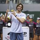 El chileno Nicolás Jarry posa con el trofeo tras vencer al búlgaro Grigor Dimitrov en la final del Abierto de Ginebra el sábado 27 de mayo del 2023. (Martial Trezzini/Keystone via AP)