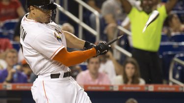 Stanton, de Marlins, a cirugía por fractura de mano