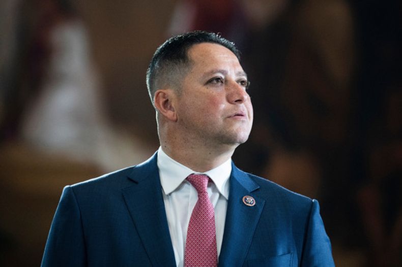 El representante republicano Tony Gonzales, por Texas, durante una ceremonia fúnebre de Hershel W. Woody Williams, el 14 de julio de 2022, en Washington. (Tom Williams/Pool photo via AP, Archivo)