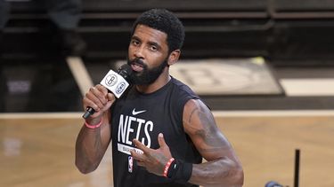Irving se responsabiliza por tuit; donará medio millón