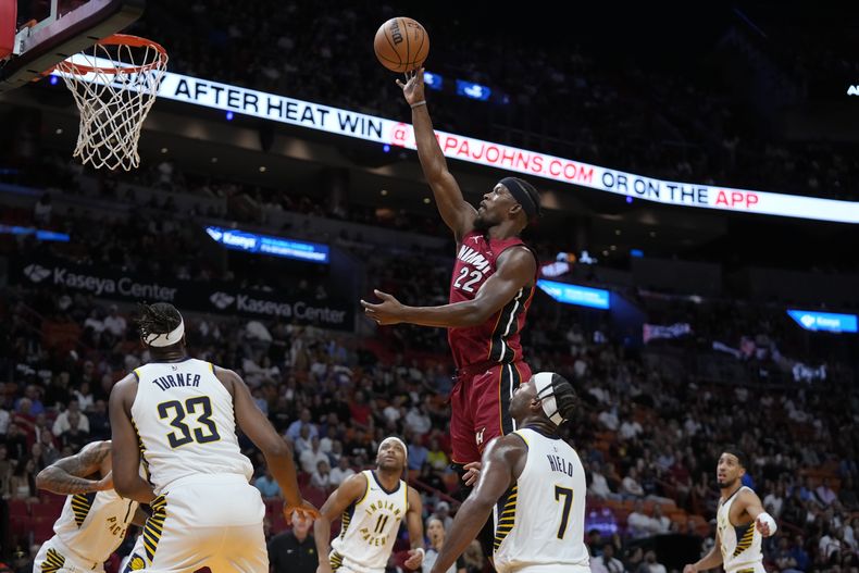 El alero del Heat de Miami Jimmy Butler salta hacia la canasta para anotar en el encuentro ante los Pacers de Indiana el jueves 30 de noviembre del 2023. (AP Foto/Wilfredo Lee)
