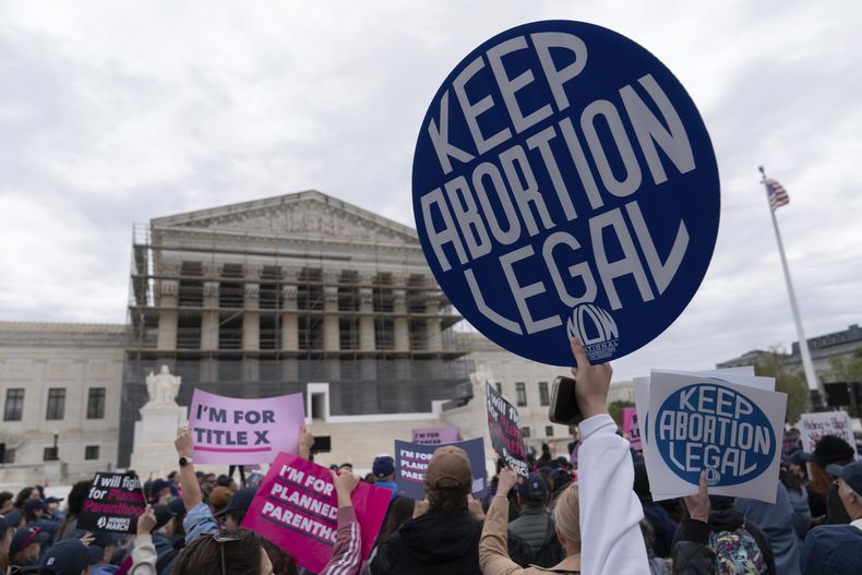 ARCHIVO – Activistas por el derecho al aborto se manifiestan fuera de la Corte Suprema en Washington, el miércoles 2 de abril de 2025. (AP Foto/Jose Luis Magana, Archivo)