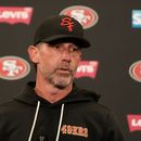 ARCHIVO - Foto del 28 de mayo del 2026, el entrenador de los 49ers de San Francisco Kyle Shanahan en conferencia de prensa tras un entrenamiento. (AP Foto/Jeff Chiu, Archivo)