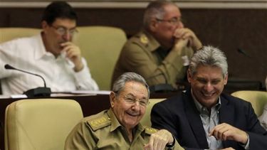 El presidente de Cuba Raúl&nbsp;Castro,  a la izquierda, sonríe durante la sesión plenaria de fin de año del  Parlamento cubano, el viernes 19 de diciembre de 2014 en La Habana,  pocos días después del anuncio del restablecimiento de las relaciones  co
