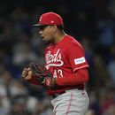El puertorriqueño Alexis Díaz, relevista de los Rojos de Cincinnati, luego de poner fin al juego ante los Cachorros de Chicago, el sábado 27 de 2023 (AP Foto/Erin Hooley)