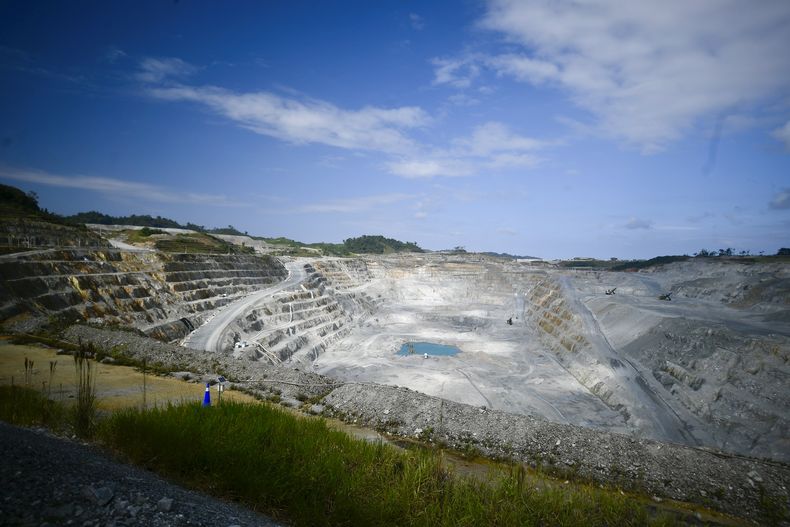 Vista de la mina de cobre a cielo abierto Cobre Panamá, subsidiaria de la canadiense First Quantum Minerals, en Donoso, Panamá, el jueves 11 de enero de 2024. El Ministerio de Comercio de Panamá realizó su primera inspección técnica de esta mina el jueves, luego que la Corte Suprema dictaminó que la concesión del gobierno con la minera fue inconstitucional y tras la cual las autoridades ordenaron el cese de operaciones. (Foto AP/Agustín Herrera)