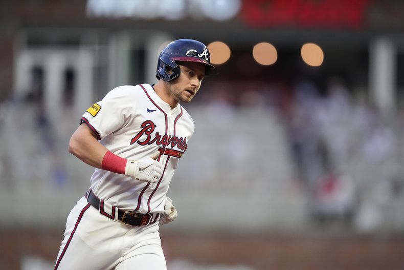 Jarred Kelenic, de los Bravos de Atlanta, recorre las bases luego de conectar un jonrón de tres carreras ante los Rockies de Colorado el miércoles 4 de septiembre de 2024 (AP Foto/Brynn Anderson)