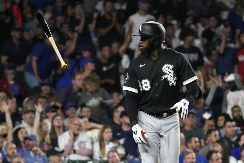 El cubano Luis Robert Jr. de los Medias Blancas de Chicago lanza su bate luego de conectar un jonrón solitario ante los Cachorros de Chicago en la séptima entrada del juego en Chicago. Martes 15 de agosto de 2023. (AP Foto/Nam Y. Huh)