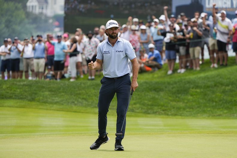 Cameron Young celebra tras atinar su golpe en el hoyo 18 de la tercera ronda en el Travelers Championship el sábado 22 de junio del 2024. (AP Foto/Seth Wenig)