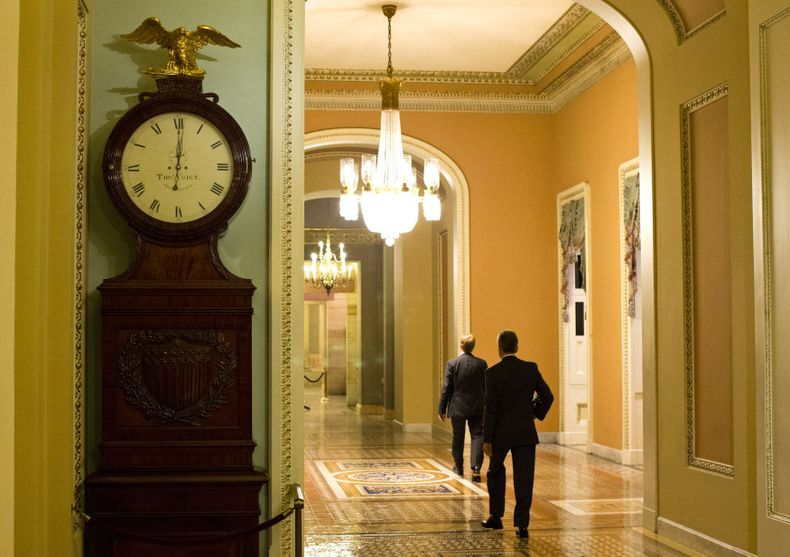 El reloj afuera de la c&aacute;mara del Senado marca las 12:01 a.m. del martes 1 de octubre de 2013, en Washington. El Congreso no pudo lograr un acuerdo presupuestal y ocasion&oacute; una par&aacute;lisis en las funciones del gobierno, la primera vez en