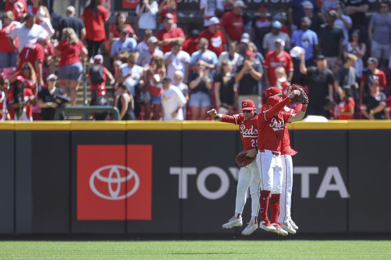 TJ Friedl, Austin Hays y Noelvi Marte de los Rojos de Cincinnati celebran la victoria ante los Cardenales de San Luis el domingo 31 de agosto del 2025. (AP Foto/Abdoul Sow)