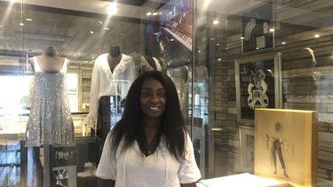 Lisa Lyons, de 56 años, posa para una foto dentro del Museo Tina Turner en la escuela Flagg Grove en el West Tennessee Delta Heritage Center el miércoles 24 de mayo de 2023 en Brownsville, Tennessee. Turner, la imparable cantante y actriz intérprete de Whats Love Got to Do With It, murió el miércoles los 83 años en su casa en Küsnacht, cerca de Zúrich, Suiza. (Foto AP/Adrian Sainz)