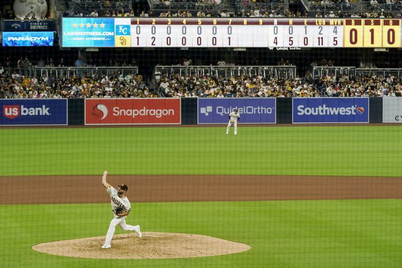 El abridor de los Padres de San Diego, Michael Wacha, lanza en la octava entrada contra los Reales de Kansas City, que le rompieron en ese episodio el sin hit que llevaba en San Diego, el lunes 15 de mayo de 2022. (AP Foto/Gregory Bull)