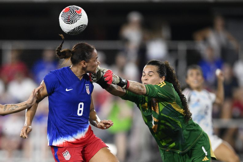 La guardameta de Costa Rica, Noelia Bermúdez (1) disputa el balón ante la delantera de Estados Unidos, Lynn Williams (8) durante la segunda mitad del partido amistoso, el martes 16 de julio de 2024, en Washington. (AP Foto/Nick Wass)