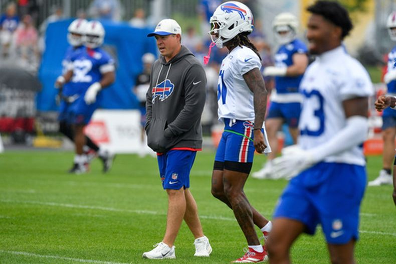 El coordinador defensivo de los Bills de Búfalo, Jim Leonhard (izquierda), habla con el esquinero Maxwell Hairston (31) antes de la práctica en el campamento de entrenamiento de fútbol americano del equipo, el jueves 30 de julio de 2026, en Pittsford, Nueva York. (Foto AP/Adrian Kraus)