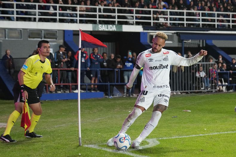 Neymar, del Santos de Brasil, cobra un tiro de esquina durante el partido de fútbol del Grupo D de la Copa Sudamericana contra San Lorenzo de Argentina, el martes 28 de abril de 2026, en Buenos Aires, Argentina. (AP Foto/Rodrigo Abd)