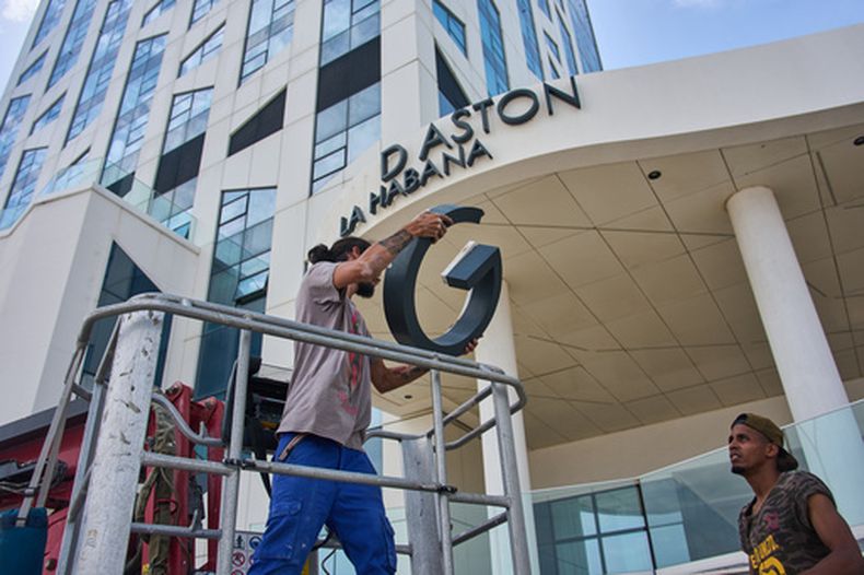 Trabajadores retiran el letrero del Hotel Grand Aston en La Habana, Cuba, el viernes 5 de junio de 2026. (Foto AP/Ramón Espinosa)