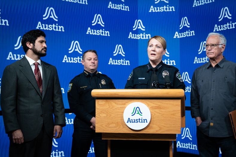 La jefa de policía de Austin, Lisa Davis, da una conferencia de prensa en el Ayuntamiento de Austin, el 20 de septiembre de 2026, después de que un agente federal de inmigración disparó e hirió a un hombre en North Austin, Texas. (Sara Diggins/The San Antonio Express-News vía AP)