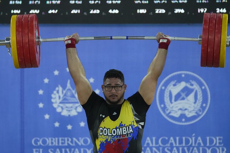 El colombiano Rafael Cerro compite en las pesas, categoría de más de 109 kilogramos, el martes 27 de junio de 2023, en los Juegos Centroamericanos y del Caribe de San Salvador (AP Foto/Arnulfo Franco)