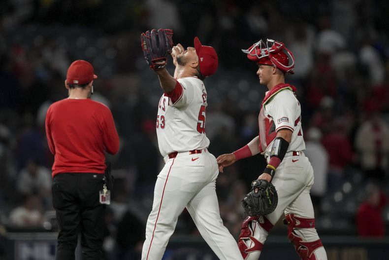 El relevista de los Angelinos de Los Ángeles Carlos Estévez y el catcher Logan OHoppe celebran la victoria del equipo ante los Padres de San Diego el martes 4 de junio del 2024. (AP Foto/Eric Thayer)
