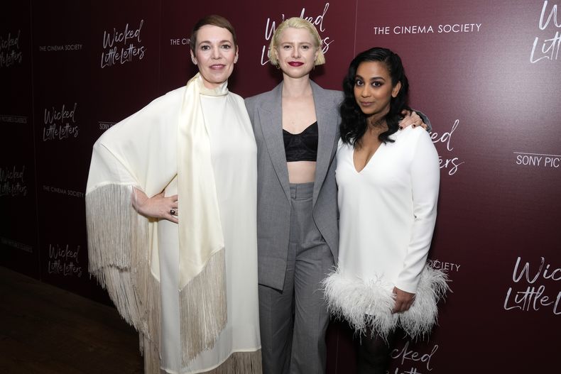 Olivia Colman, de izquierda a derecha, Jessie Buckley y Anjana Vasan en una función de Wicked Little Letters ofrecida por Sony Pictures Classics y The Cinema Society, en el Crosby Street Hotel el miércoles 20 de marzo de 2024, en Nueva York. (Foto Charles Sykes/Invision/AP)