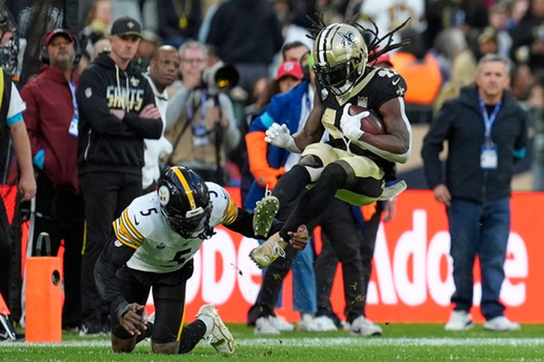 El corredor de los Saints de Nueva Orleans Alvin Kamara tackleado por el cornerback de los Steelers de Pittsburgh Jalen Ramsey en el encuentro en Francia del domingo 25 de octubre del 2026. (AP Foto/Steve Luciano)