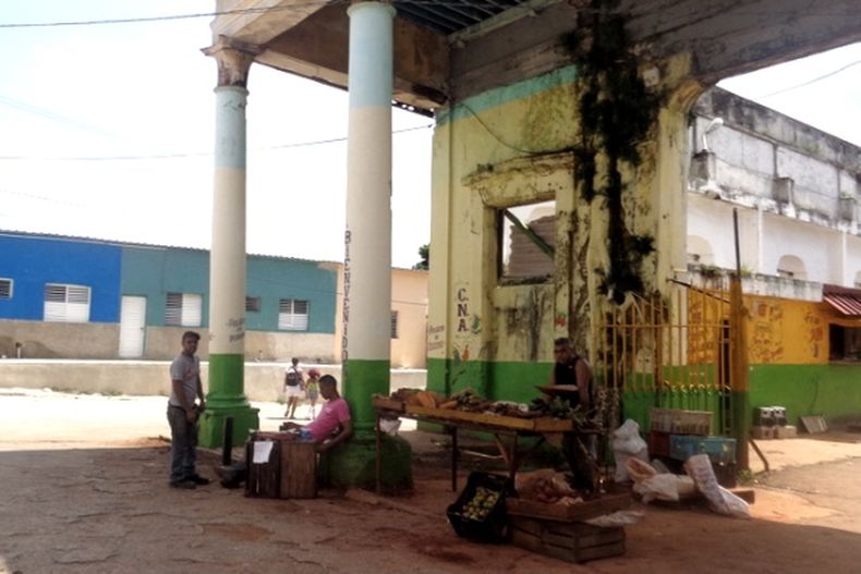 Empleados y clientes día a día se exponen a ser aplastados por la edificación en ruinas.