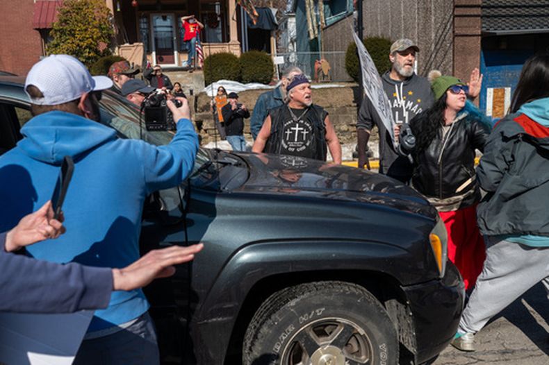 Todd Lovic (centro) se enfrenta a activistas contra la campaña migratoria, en Springdale, Pensilvania, el 14 de febrero de 2026. (Stephanie Strasburg/Pittsburghs Public Source vía AP)