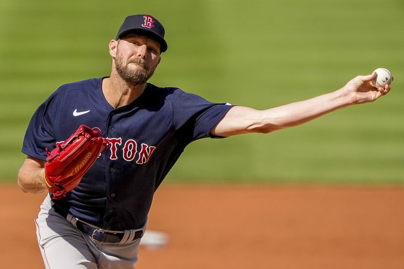 ARCHIVO - Foto del 17 de agosto del 2023, el abridor de los Medias Rojas de Boston Chris Sale lanza en el encuentro ante los Nacionales de Washington. El sábado 30 de diciembre del 2023, Chris Sale fue enviado a los Bravos de Atlanta. (AP Foto/Andrew Harnik, Archivo)