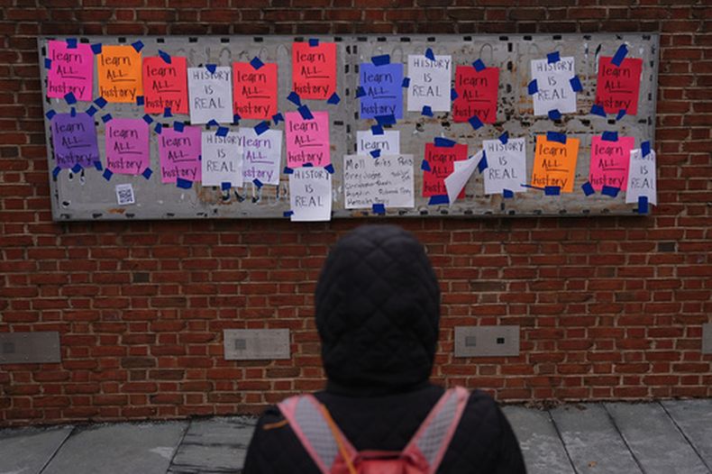 Carteles en el lugar donde había paneles explicativos sobre la esclavitud en la Casa del Presidente en Filadelfia, el 23 de enero del 2026. (AP foto/Matt Rourke)