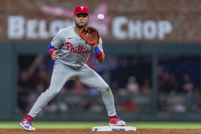El campocorto panameño Edmundo Sosa captura una pelota para una doble matanza en el juego del miércoles 21 de agosto de 2024, ante los Bravos de Atlanta (AP Foto/Jason Allen)