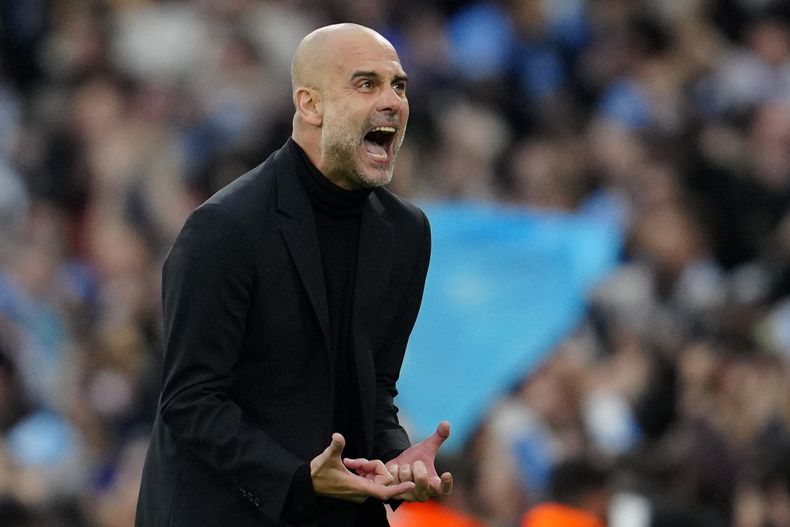 El técnico del Manchester City Pep Guardiola reacciona tras el primer gol de Bernardo Silva ante el Real Madrid en las semifinales de la Liga de Campeones, el miércoles 17 de mayo de 2023, en Manchester. (AP Foto/Jon Super)