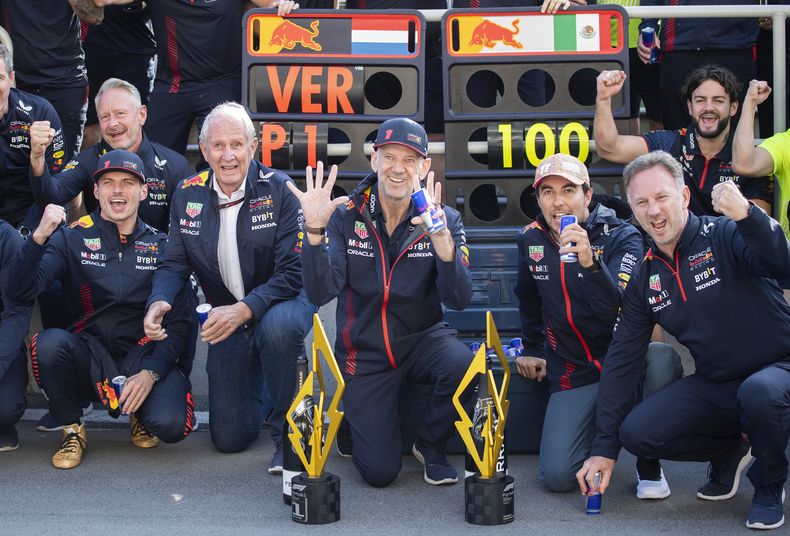 Los integrantes de Red Bull, incluyendo los pilotos Max Verstappen (primer plano a la izquierda) y Sergio Pérez (segundo a la derecha) celebran la victoria número 100 del equipo tras el Gran Premio de Canadá, el domingo 18 de julio de 2023, en Montreal. (Graham Hughes/The Canadian Press vía AP)