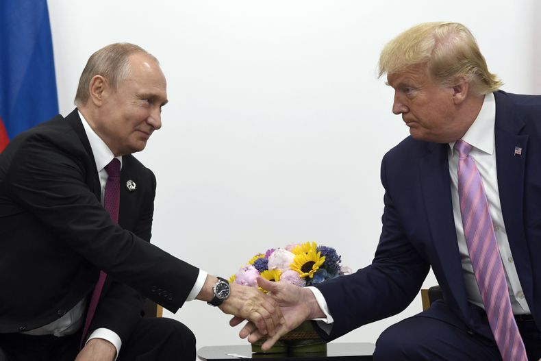 ARCHIVO - El presidente de Estados Unidos, Donald Trump (derecha), estrecha la mano de su homólogo ruso, Vladímir Putin, durante una reunión bilateral en el marco de una cumbre del G20 en Osaka, Japón, el 28 de junio de 2019. (AP Foto/Susan Walsh, archivo)