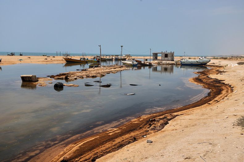 Residuos de petróleo cerca de botes pesqueros en la isla de Qeshm, Irán, el 13 de agosto de 2026, en medio de los continuos ataques de guerra contra embarcaciones e infraestructuras en y alrededor del estrecho de Ormuz. (Amirhosein Khorgooi/ISNA vía AP)