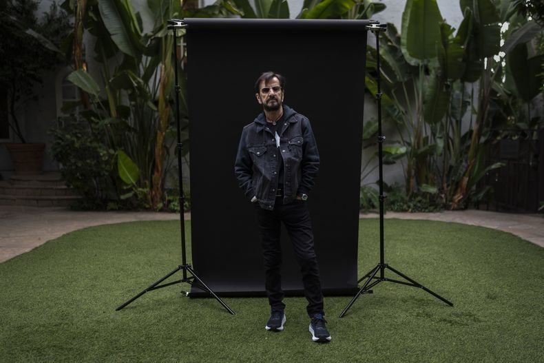 Ringo Starr posa para un retrato en West Hollywood, California, el jueves 17 de octubre de 2024. (Foto AP/Jae C. Hong)
