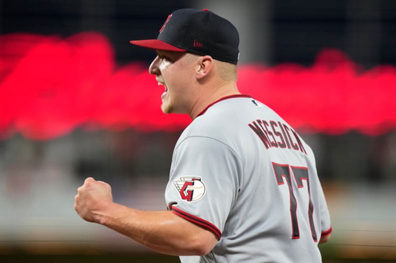 El lanzador abridor de los Guardianes de Cleveland, Parker Messick (77), reacciona después de que Joe Mack, de los Marlins de Miami, fuera puesto fuera en la primera base con un rodado durante la quinta entrada de un partido de béisbol, el viernes 10 de julio de 2026, en Miami. (Foto AP/Lynne Sladky)
