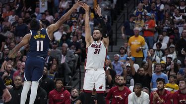 En foto del 4 de junio del 2023, el jugador del Heat de Miami Max Strus lanza el balón frente a Bruce Brown de los Nuggets de Denver en el juego 2 de las Finales de la NBA. El sábado 1 de julio del 2023, Strus es canjeado a Cleveland. (AP Foto/Mark J. Terrill)