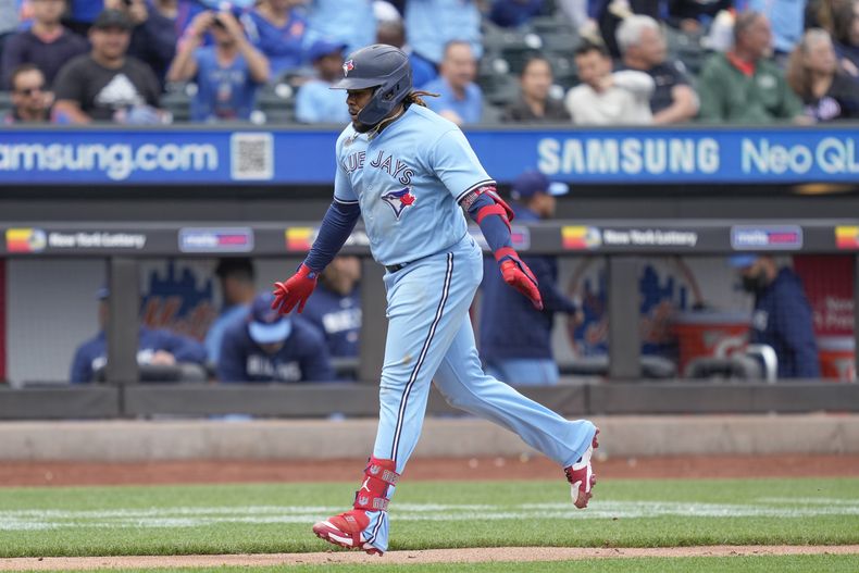Vladimir Guerrero Jr. de los Azulejos de Toronto tras batear un jonrón solitario ante los Mets de Nueva York, el domingo 4 de junio de 2023, en Nueva York. (AP Foto/John Minchillo)