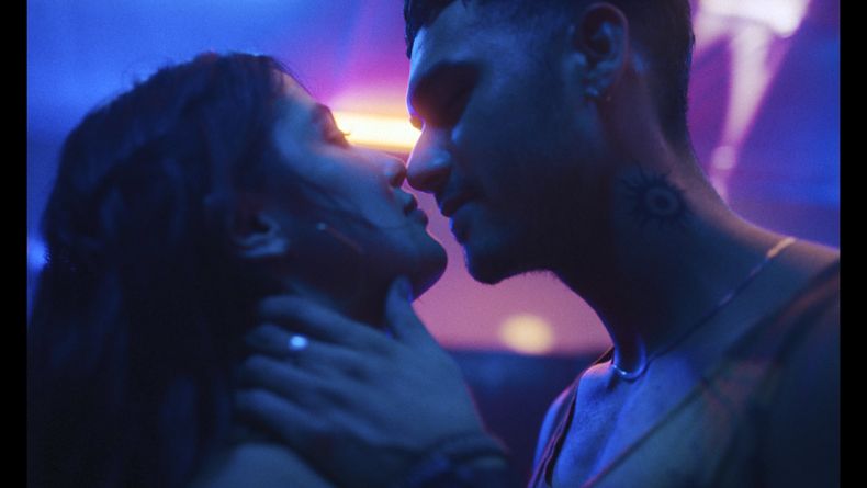 En esta imagen proporcionada por Prime Video/Amazon MGM Studios Alejandro Speitzer, derecha, en una escena de Pimpinero: Sangre y Gasolina. (Prime Video/Amazon MGM Studios vía AP)