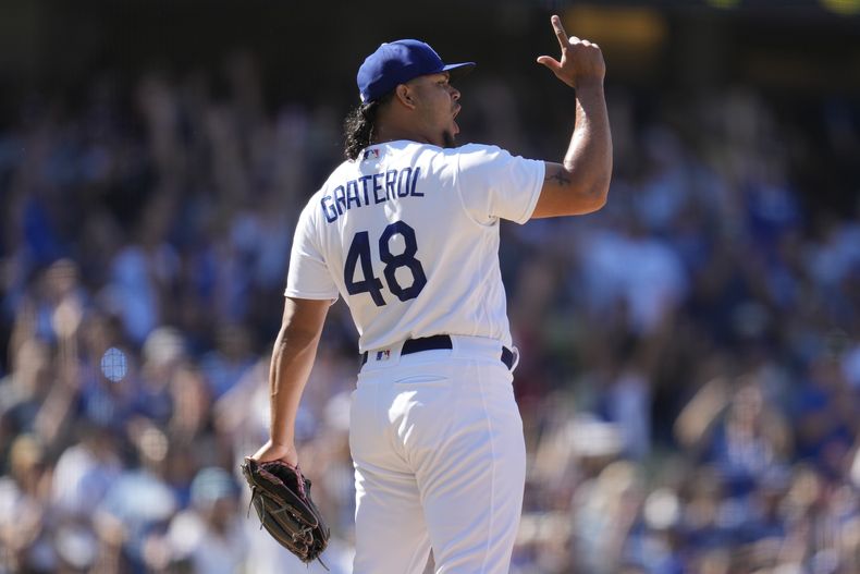 El relevista Brusdar Graterol (48) de los Dodgers de Los Ángeles celebra la victoria 3-1 ante los Bravos de Atlanta, el domingo 3 de septiembre de 2023. (AP Foto/Ashley Landis)